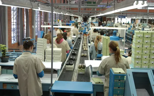 Juros altos penalizam empregos na indústria, que registram primeiro recuo em 18 meses